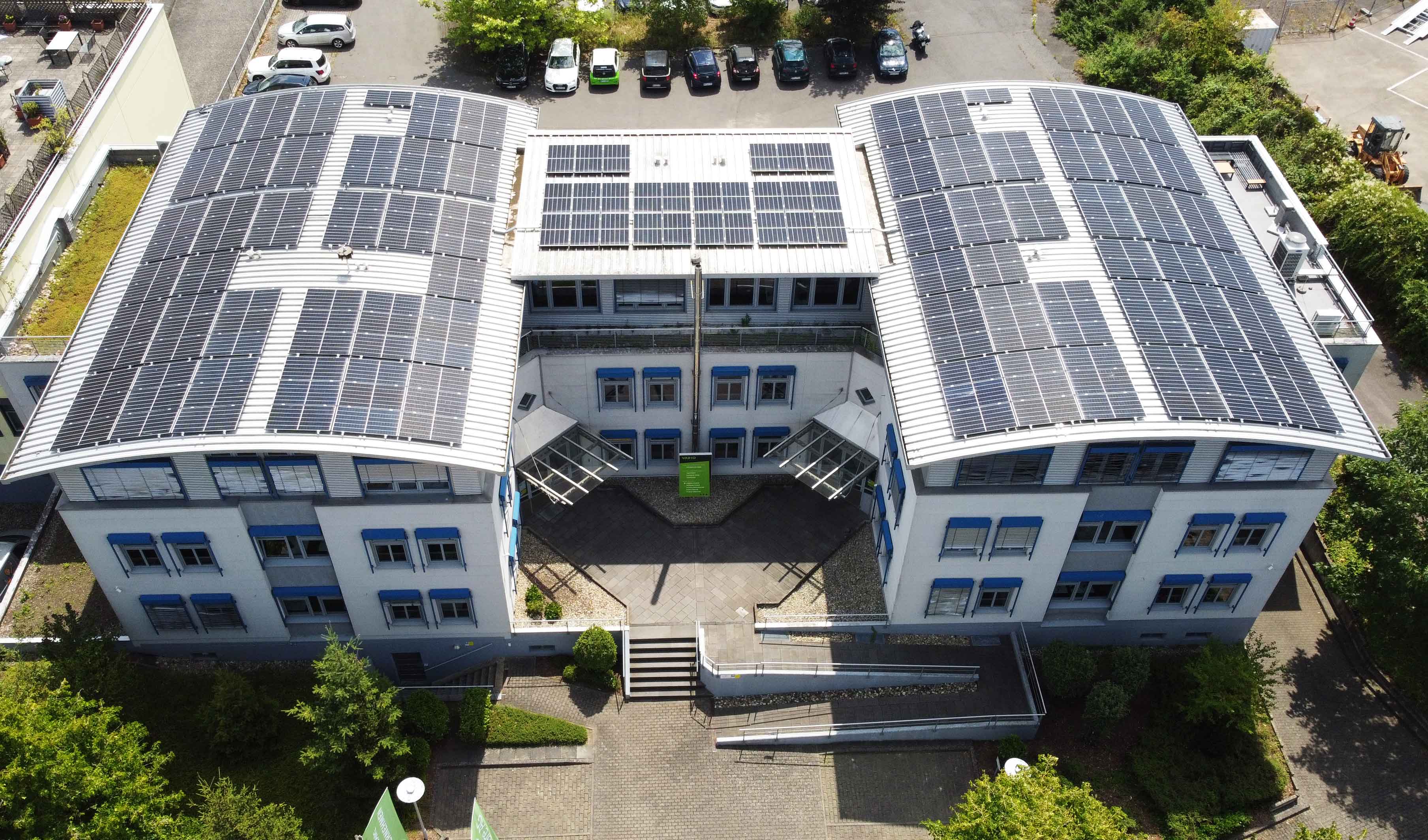 Photovoltaik Anlage auf dem Dach des Firmengebäudes von VARIO
