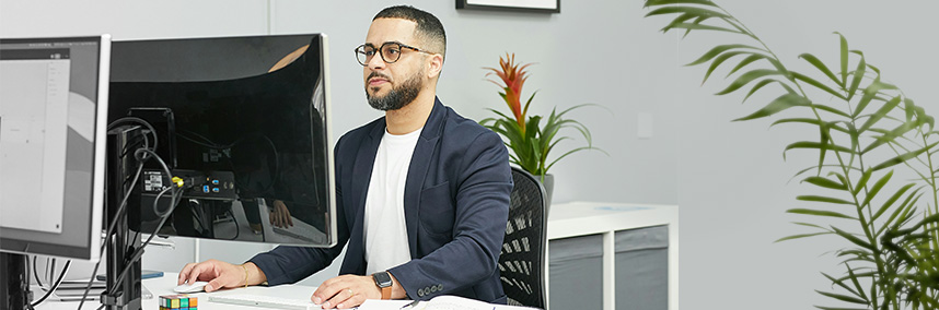 Person am PC vergleicht die Kosten eines ERP-Systems