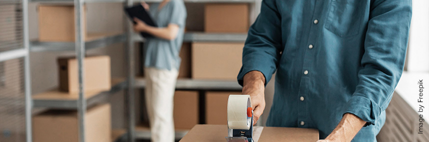 Braucht mein Unternehmen ein neues Warenwirtschaftssystem? Mitarbeitende stehen im Lager und nutzen ein Warenwirtschaftssystem