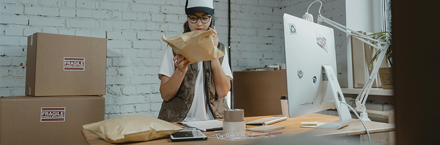 Ein Warenwirtschaftssystem unterstützt die Lagerverwaltung Mitarbeitende eines Onlineshops nutzen ein Warenwirtschaftssystem, um die Lagerverwaltung zu optimieren