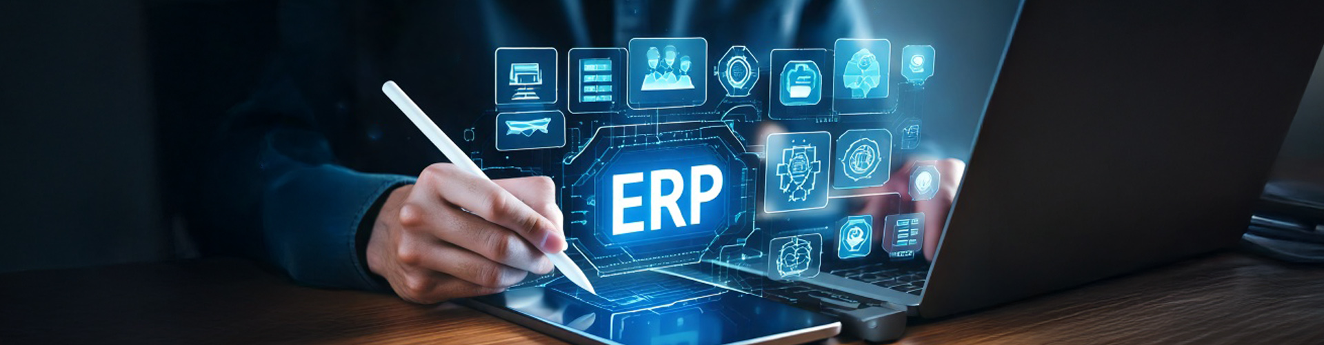 Mitarbeiter im Unternehmen nutzt ein ERP-System