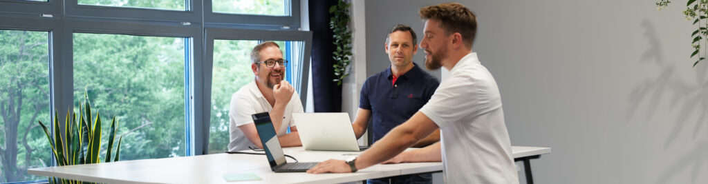 Mitarbeiter eines Unternehmens arbeiten mit der Cloud
