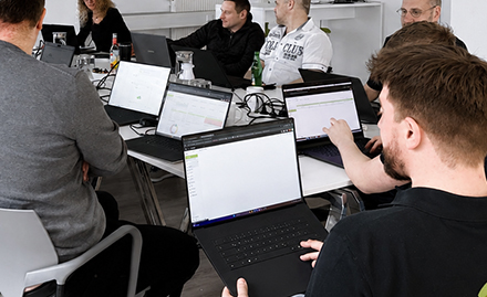 Intensive VARIO Anwenderschulung für ERP und Warenwirtschaft Praxisnahe VARIO Software Schulung mit Teilnehmern am Laptop